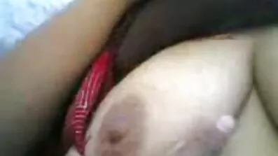 Kortspelet av undressing slutade med svenska swingers xxx sex med en mager tjej