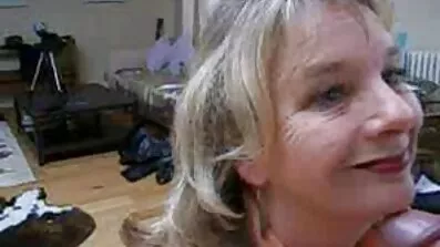 Gammal med underbara bröst fick en dildo som en gåva och svensk porr xxx nu onanerar varje dag