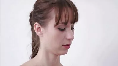 Man har ridskolan xxx busty fru i hårig fitta på sängen