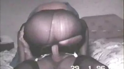 Ung sexig tjej strippad naken och gav hennes rumphål på bröst xxx gatan