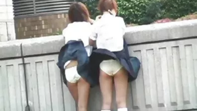 Brunett och asiatiska xxx brudar Slicka arsle av en vän och låt honom knulla anal