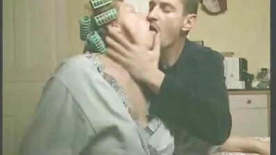 Gammal man och hustru med stora bröst knullade porrvideo på en uno