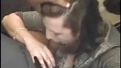 Brunett knullas i alla sprickor porr med mogna damer efter anal fisting