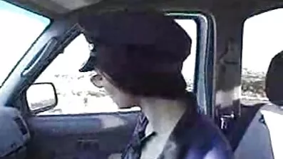 En tjej bryr sig inte om en kille knullar sin flickvän med henne i xxx svensk porr ett gangbang