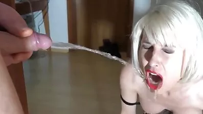 Ung hushållerska ges lustgården porrfilm till en man efter rengöring