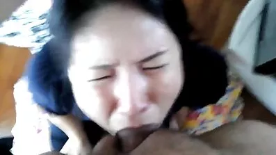 Skolflicka förlorade anslutningen och klättrade med hennes rakade xxx brudar fitta på kuk