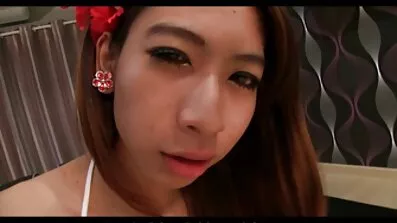 Tatueringskonstnären knullade svensk fitta porr den framtida klienten och gav henne rabatt på den första tatueringen