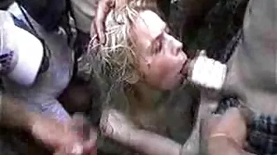 Blondinen stora bröst porr slickade en väns rumphål och blev knullad