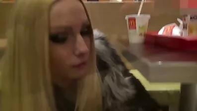 Killen knullade en svensk xxx milf med stora skinkor och sprutade cum på tungan