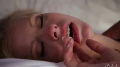 Den nuvarande flickan gav inte upp stora bröst porr gruppsex med pojkvännen och hans och moglie