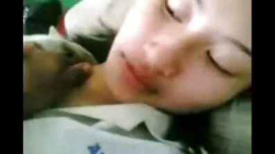 Blond mamma nennefriisk porr med mjölkning lär ut hur man knullar en ung brunett