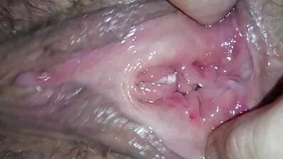 Asiatisk tjej på morgonen porrvideo knullad av en lesbisk vän