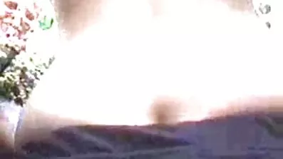 Flicka med blått hår och hennes vän frånskild porrvideo kille för en trekant nära vattnet