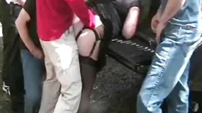 MILF förförd av pool renare för brudar xxx elegant gang bang