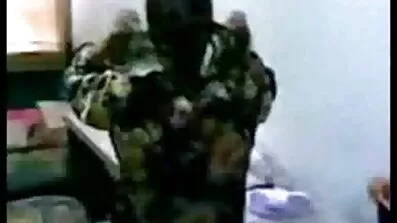 Mannen stoppade en vacker och smal Asiatisk Tjej i röven xxx svenskt och knullade