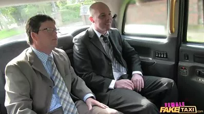 Hon vaknade killen med en avsugning och tjänade stora bröst porr en kuk i fitta