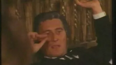 Ebony sätter slidan under vit kuk i xxx svenskt badrum