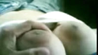 Brown-eyed skönhet blir sensuellt knullad i fittan av porr xnxx en gammal stud