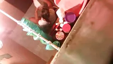 Två turister prova trekant med ixxx porr het Latina I stockings