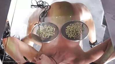 Läkaren gjorde en fullständig fysisk undersökning av svenska amatörer xxx blondinen och knullade henne I Fittan