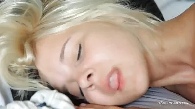 Lesbisk suga klitoris och tjejer xxx få Bröstvårtor av hennes bästa vän