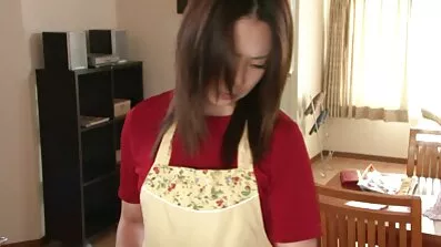 Den unga kvinnan var perfekt xxx kåt gjort anal med en stor kuk i en porr studio