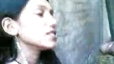 Korrupt brud knullas av en zara zentio porr rik Pickup under trädet