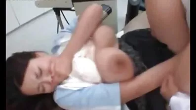 Tattooed Slyna ges zara zentio porr i röven och fick en hård gang bang