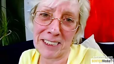 Svart älskare Pruttar ingefära snygging i ridskolan xxx fitta på bordet