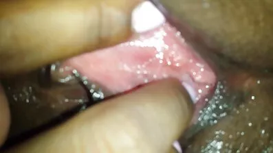 Petite tjej fri pornografi med tatueringar knullad av en man på SUV