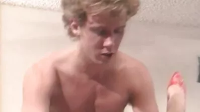 Killen fångade gratisporr fontänorgasm två nakna flickvänner och knullade dem