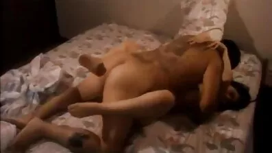 Ebony Munkavle med glasögon på en vit boner framför porr xnxx en hanrej