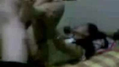 Långa ben Slyna deltar i fri pornografi Geng-Beng med gyllene dusch