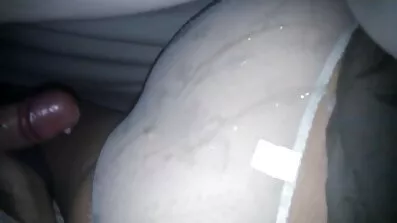 Den unga kvinnan vände en rumpa i trosor och svensk xxx överlämnas till killen i lusthuset