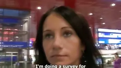 Blond masturbates fitta med en leksak efter att bryta upp med mobil porr en kille