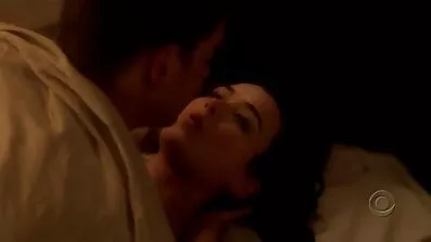 Legg pulcino ungen blir porr med mogna damer bankade under en kille kuk i stället för en sex docka