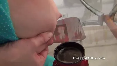 Tatuerad kille svenska flickor xxx knullad av favorit tjej och hennes flickvän