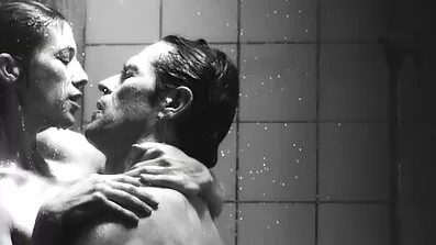 Ass girl knullar stor kuk xxx sig själv med fingrarna och rider ett rövhål på en stor fitta