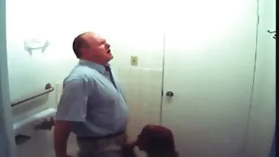 Mannen beundrar gratis porr xxx busty brunett och knullar henne i slidan