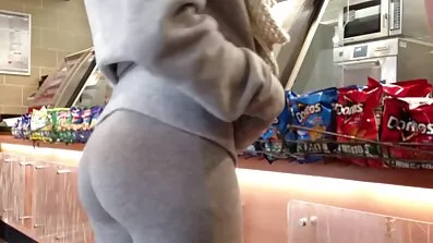 Två MILFS knullad av svarta och berusad flickor xxx med piss istället för champagne