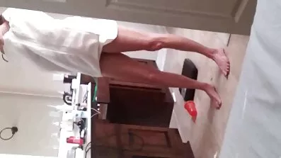 Skinn ragazza flicka drabbades swingers porr av en hård knulla med en säkerhetsvakt i kulisserna