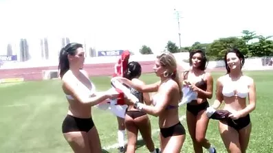 Efter sex machine vacker flicka sitter hennes fitta på gratis por filmer kuk