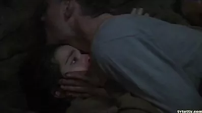 Uppkäftig kille knullad av en ung porr skådespelerska i svenska tjejer xxx köket