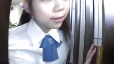 Brud med platt bröst har Röv fastnat under grannens stora kuk kvinnor xxx